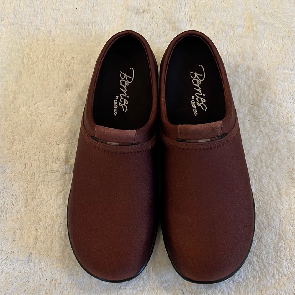 Aetrex Cranberry Clogg Size 7. Worn once